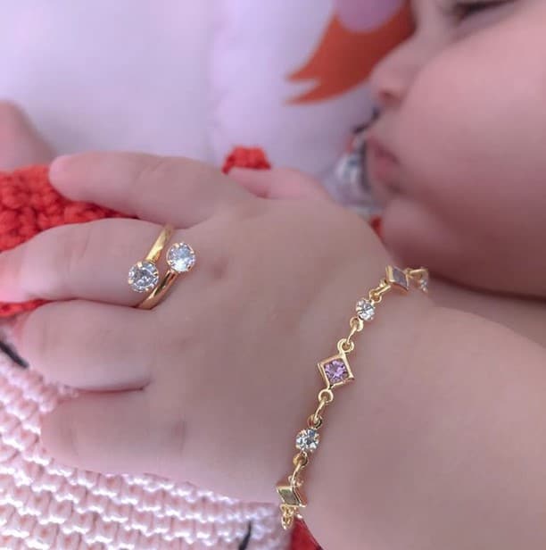 anel e pulseira infantil com pedras