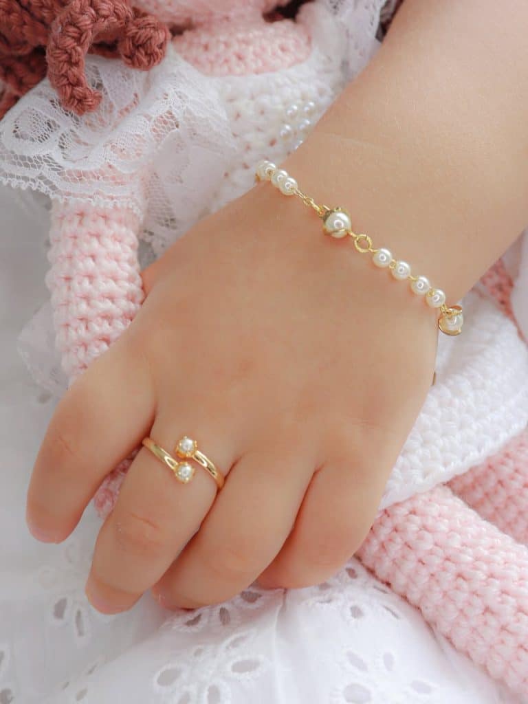 anel e pulseira infantil de pérolas